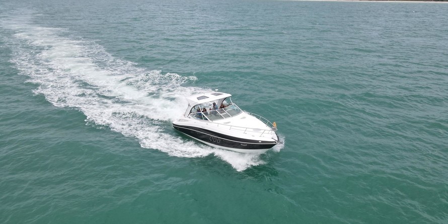 Cruisers Yachts 330 Express