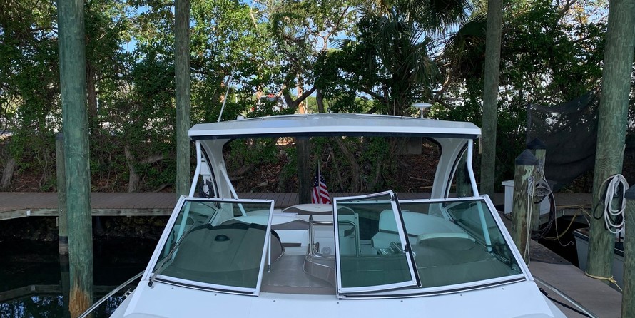 Cruisers Yachts 330 Express