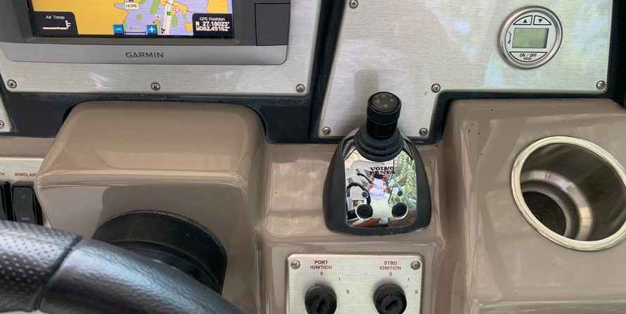 Cruisers Yachts 330 Express