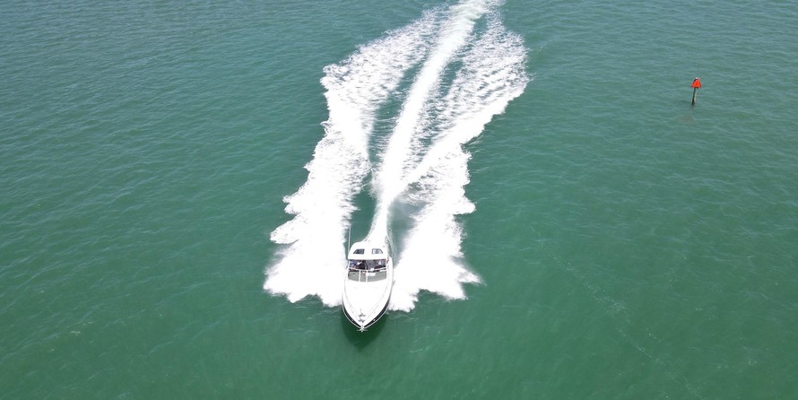 Cruisers Yachts 330 Express