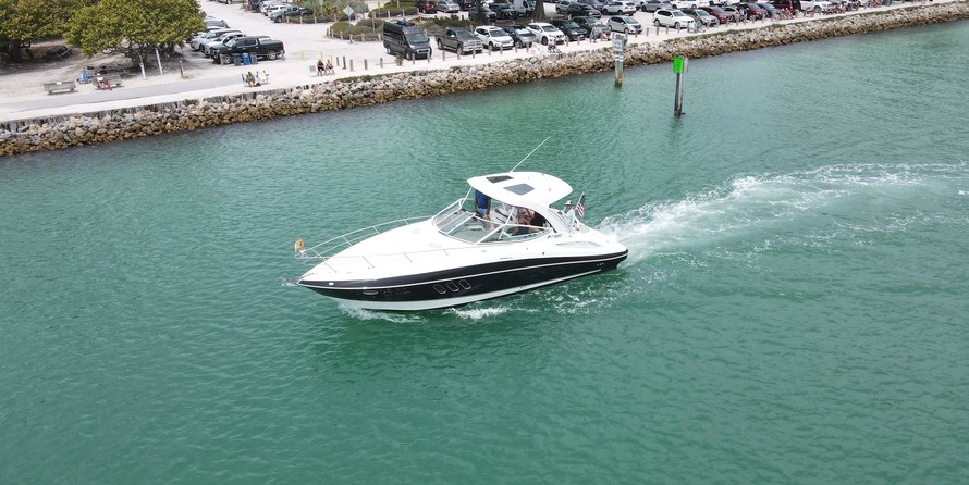 Cruisers Yachts 330 Express