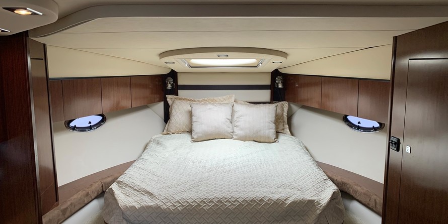 Cruisers Yachts 330 Express