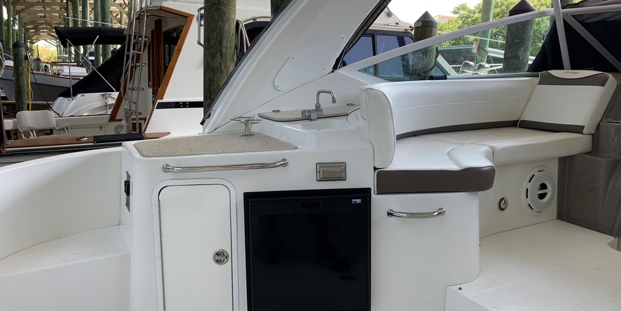 Cruisers Yachts 330 Express