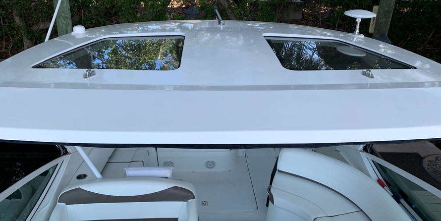 Cruisers Yachts 330 Express