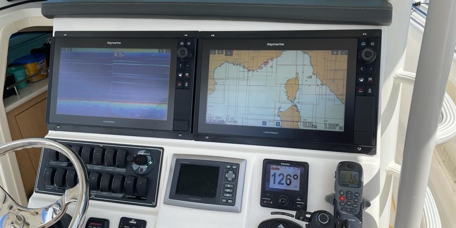 Boston Whaler 370 Outrage