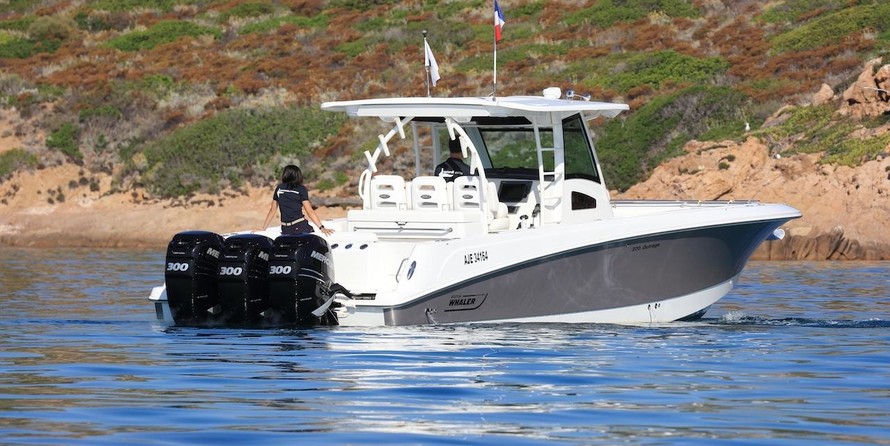 Boston Whaler 370 Outrage