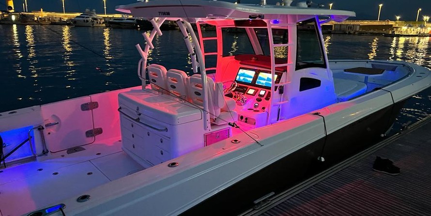 Boston Whaler 370 Outrage