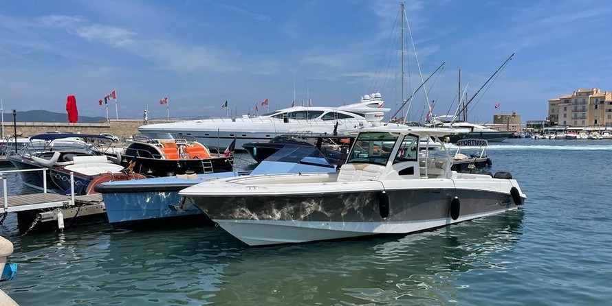 Boston Whaler 370 Outrage