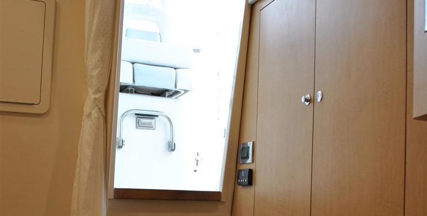 Boston Whaler 370 Outrage