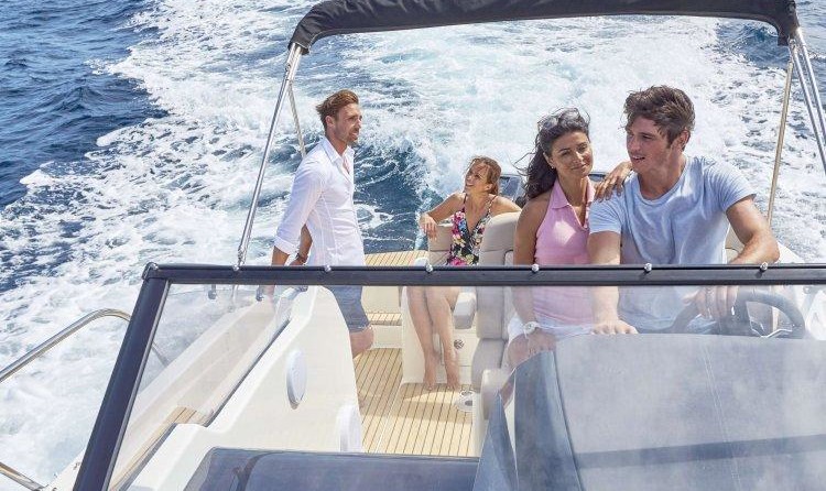 Quicksilver Activ 875 Sundeck