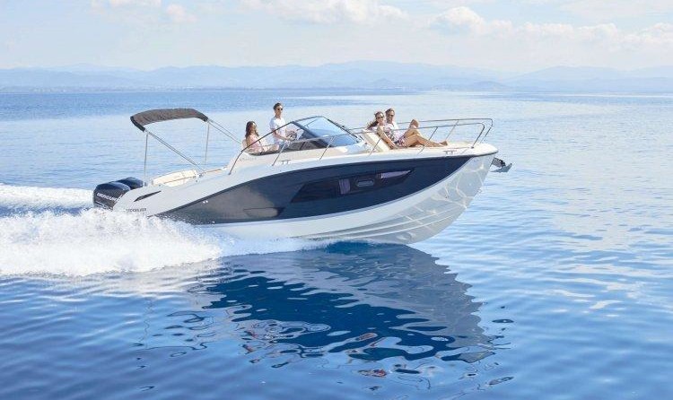 Quicksilver Activ 875 Sundeck