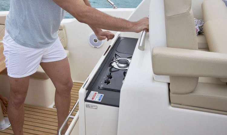Quicksilver Activ 875 Sundeck