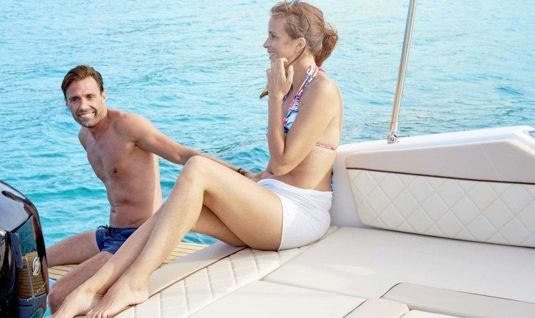 Quicksilver Activ 875 Sundeck