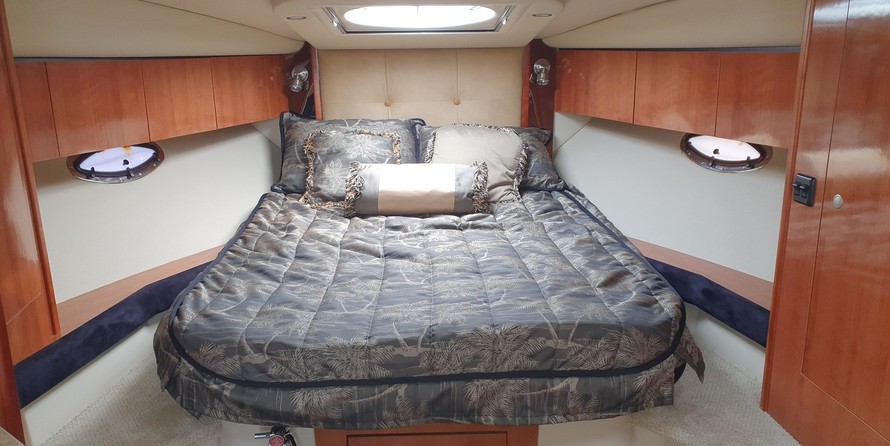 Cruisers Yachts 330 Express