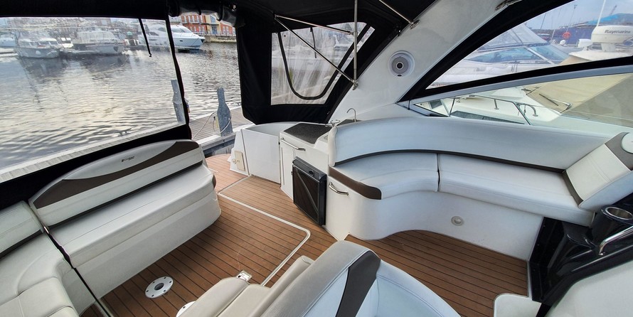 Cruisers Yachts 330 Express