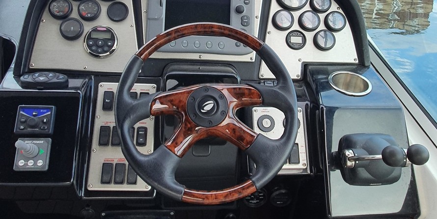 Cruisers Yachts 330 Express