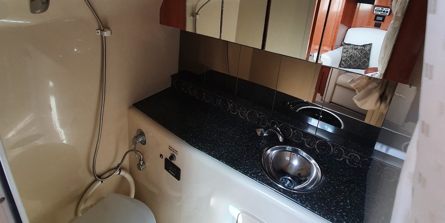 Cruisers Yachts 330 Express