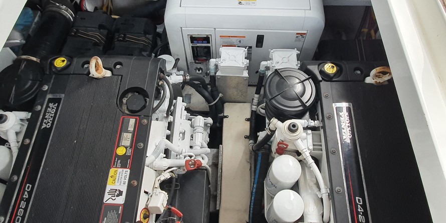 Cruisers Yachts 330 Express