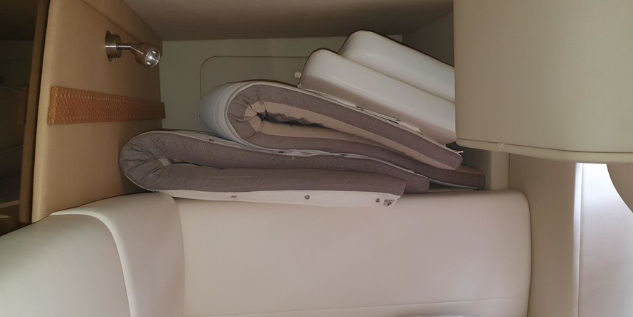 Cruisers Yachts 330 Express