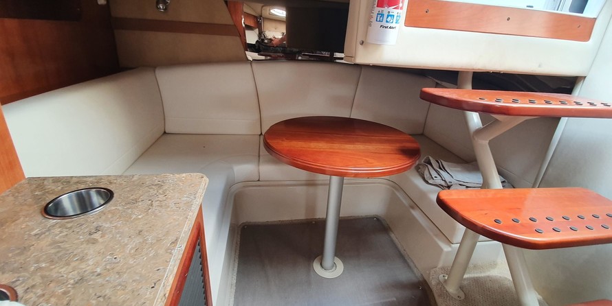 Cruisers Yachts 330 Express