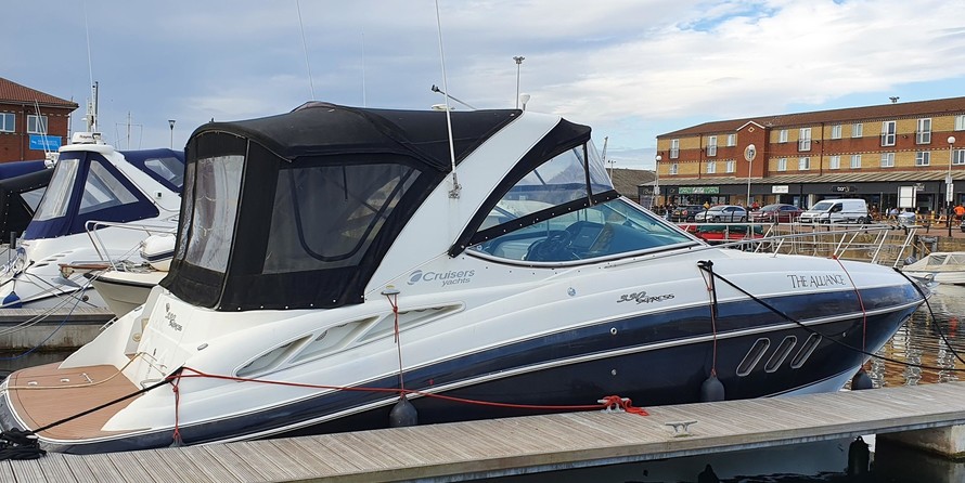 Cruisers Yachts 330 Express