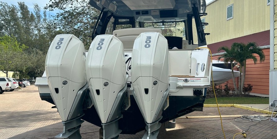 Boston Whaler 350 Realm