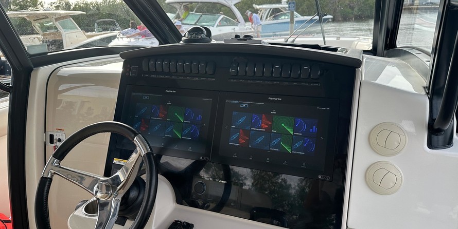 Boston Whaler 350 Realm