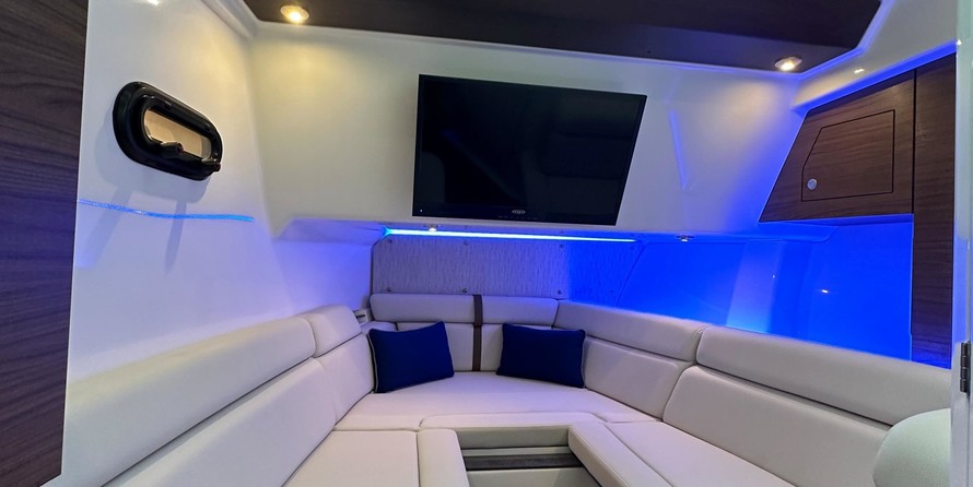 Boston Whaler 350 Realm