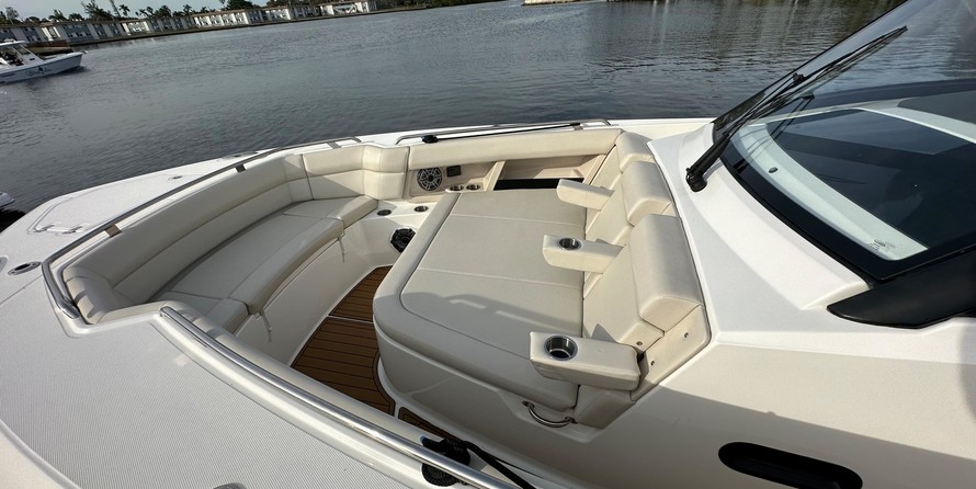 Boston Whaler 350 Realm