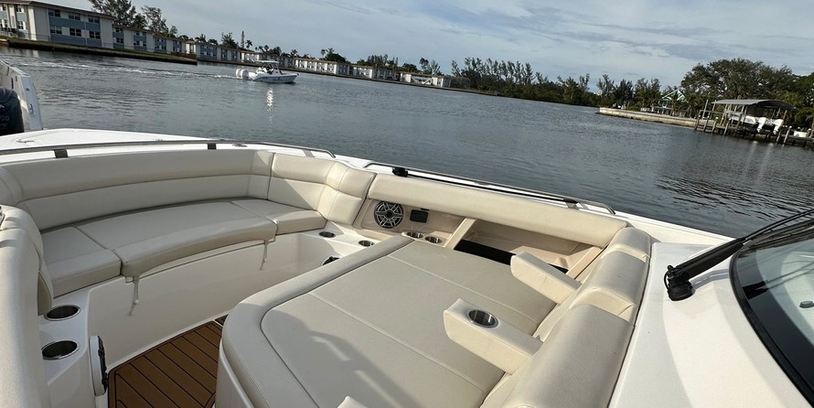 Boston Whaler 350 Realm