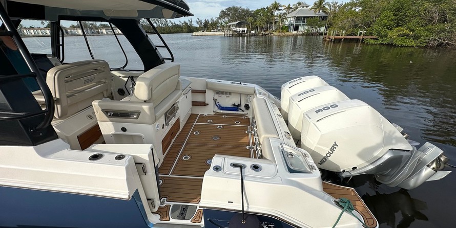 Boston Whaler 350 Realm