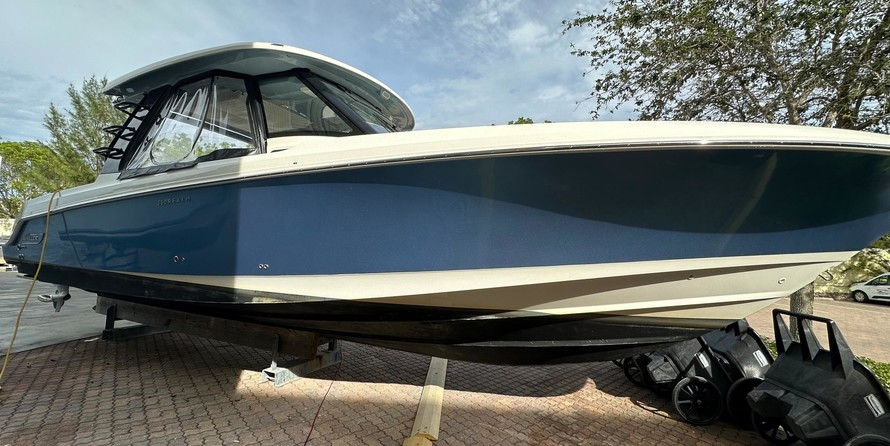 Boston Whaler 350 Realm