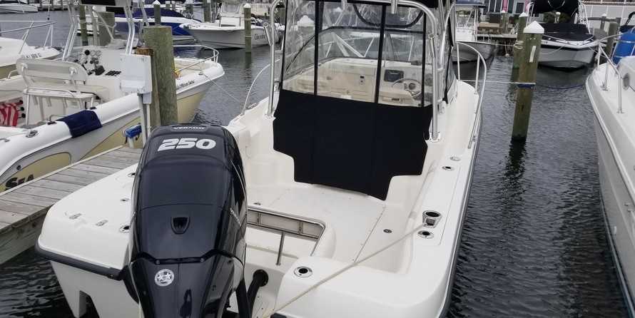 Boston Whaler 235 Conquest