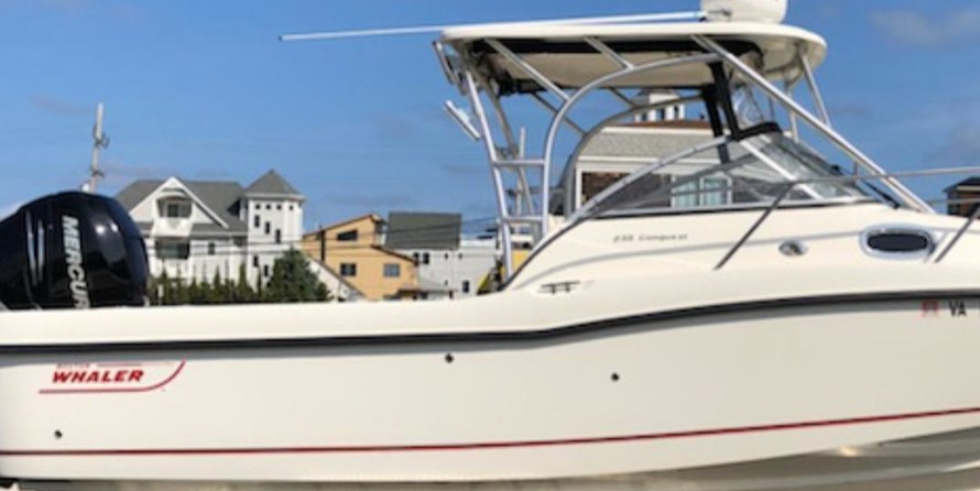 Boston Whaler 235 Conquest