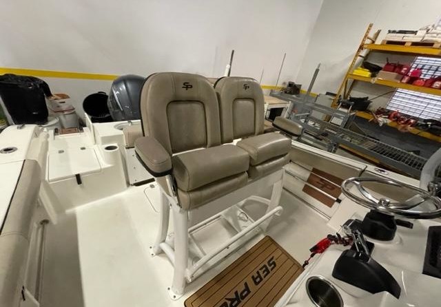 Angler Pro Boats 2900 center console