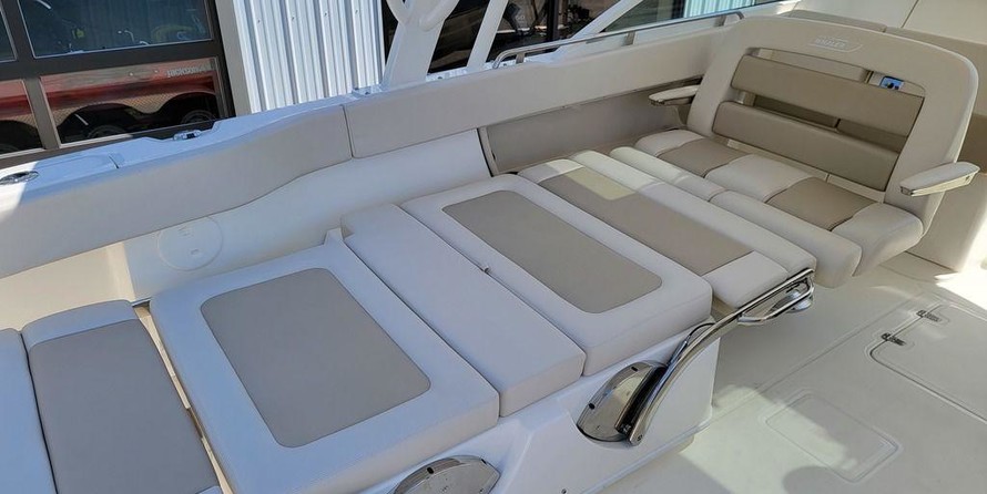 Boston Whaler 320 Vantage