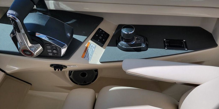 Boston Whaler 320 Vantage