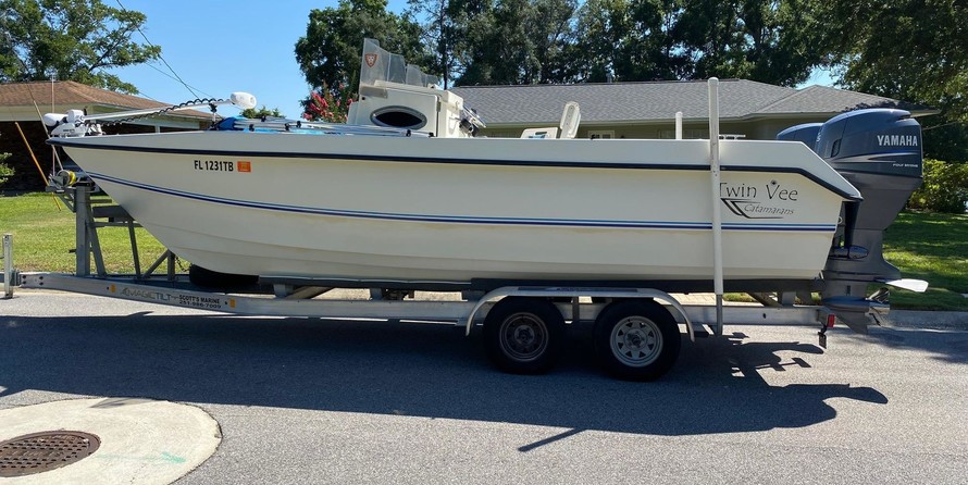 Twin vee 26 family fisherman