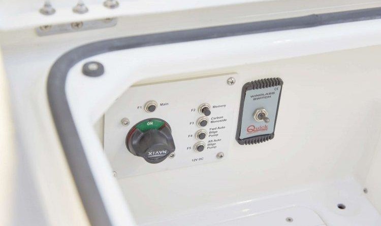 Quicksilver Activ 675 Sundeck