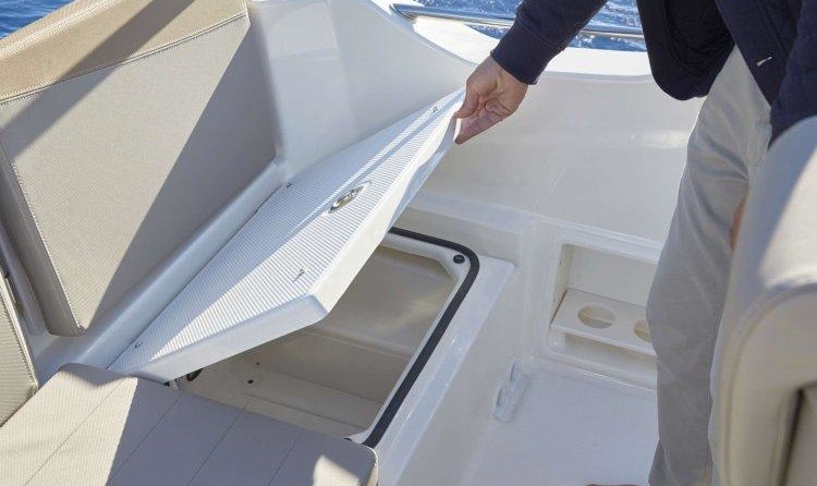 Quicksilver Activ 675 Sundeck