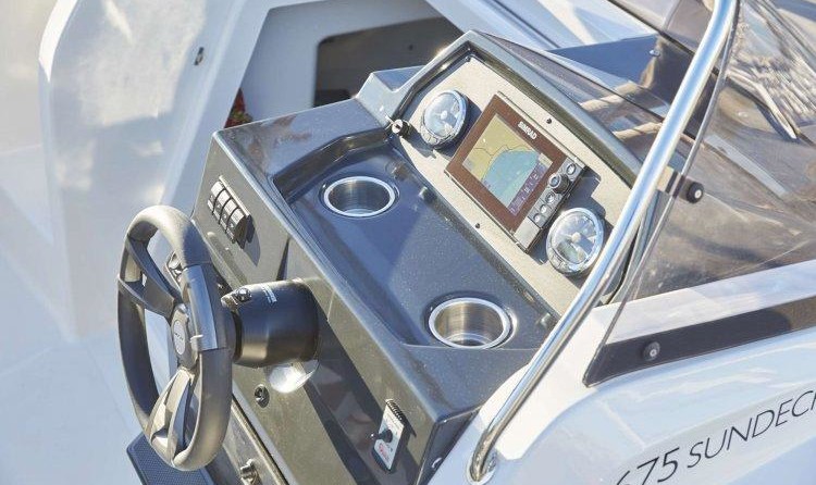 Quicksilver Activ 675 Sundeck