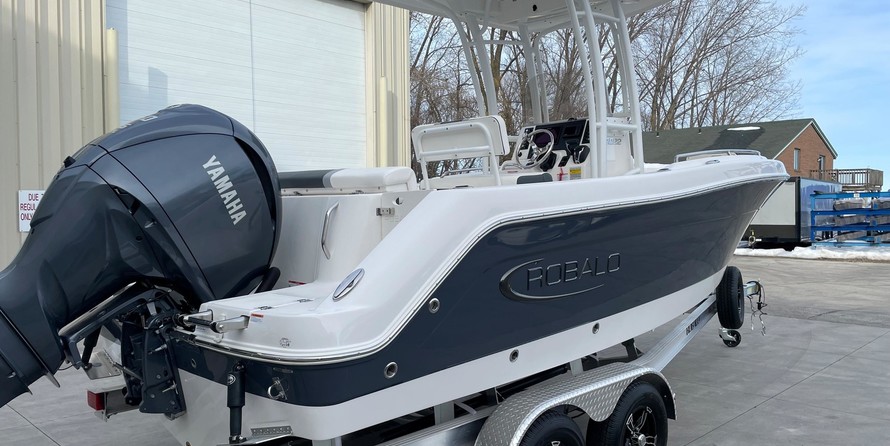Robalo R222 Center Console