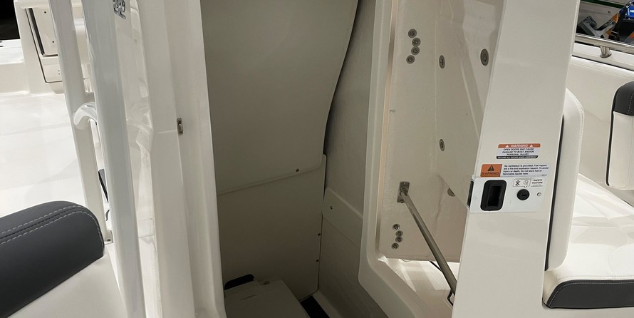 Robalo R222 Center Console