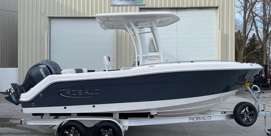 Robalo R222 Center Console