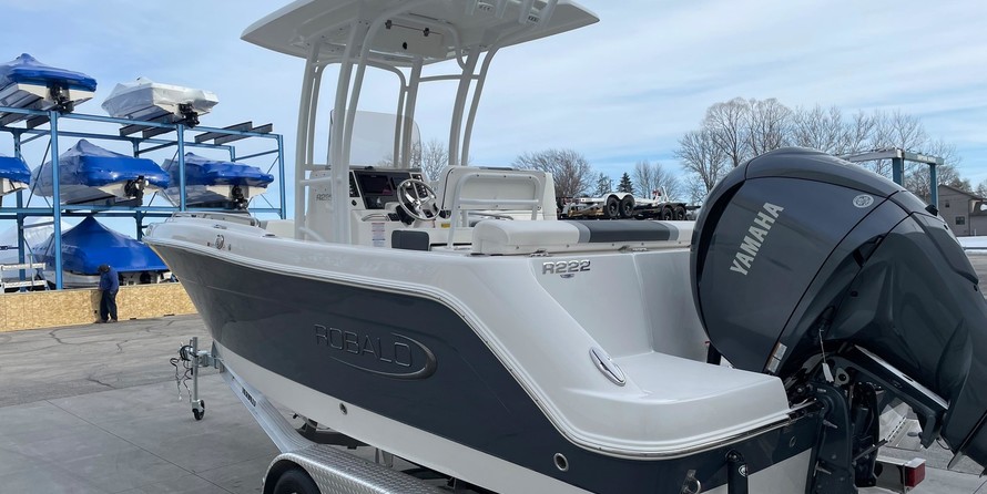 Robalo R222 Center Console