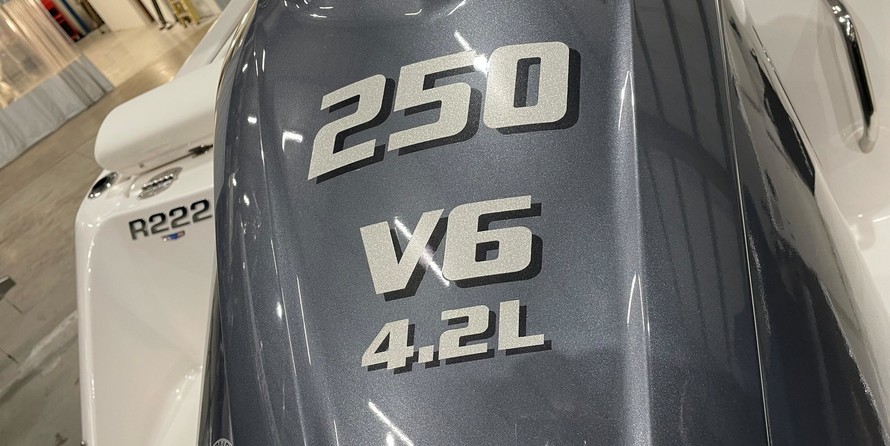 Robalo R222 Center Console