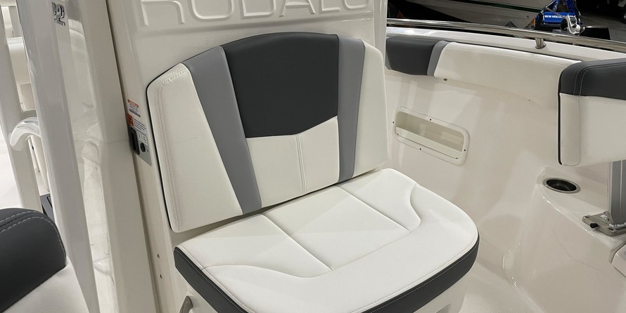 Robalo R222 Center Console