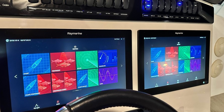 Boston Whaler 350 Realm