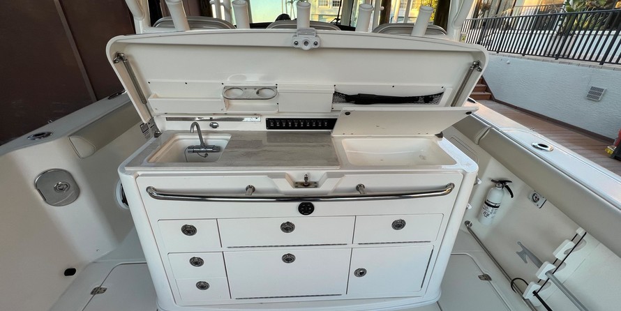 Boston Whaler 350 Outrage