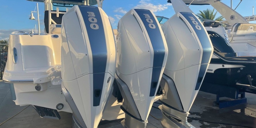 Boston Whaler 350 Outrage